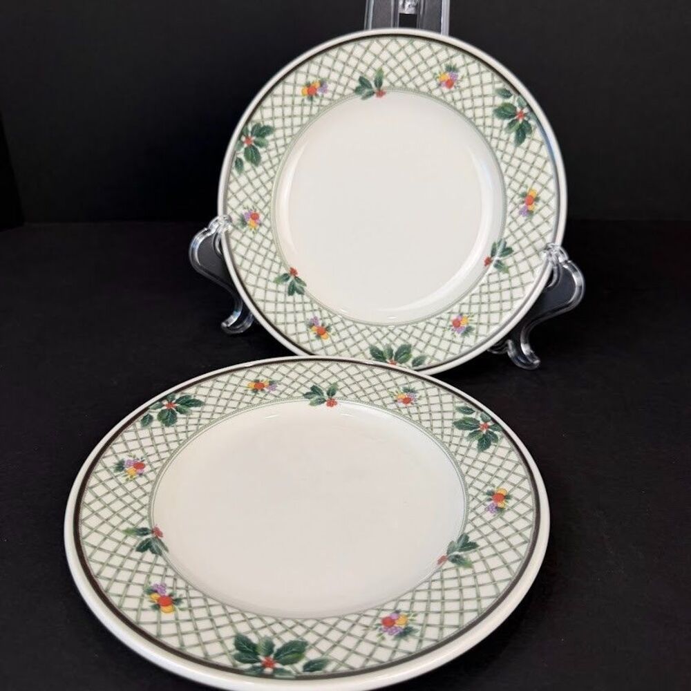 Set of 2 Vintage Mikasa Heritage Christmas Story Bread & Butter Plates CAB08